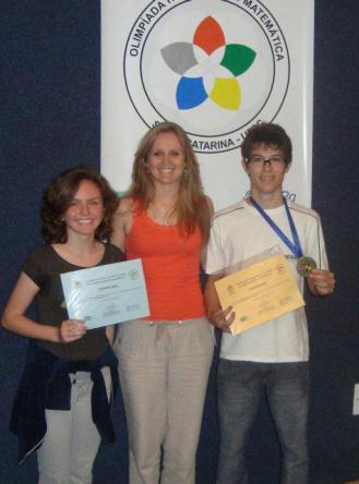 Helena (esquerda), com Ana Paula (professora) durante premia&ccedil;&atilde;o da Olimp&iacute;ada de Matem&aacute;tica (foto: arquivo pessoal)