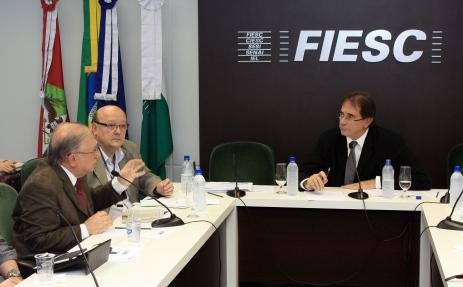 14 mil contêineres parados podem levar porto ao caos operacional 