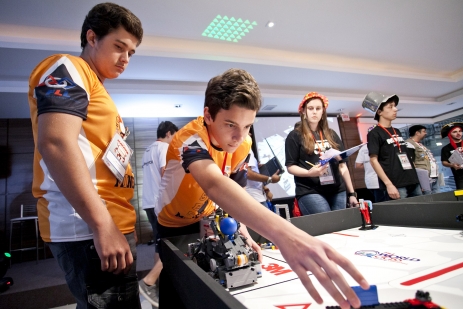 Torneio de robótica desafia jovens a criar projetos que facilitem a aprendizagem