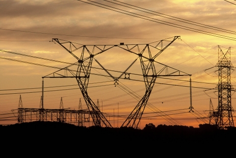 Salto na conta de energia agrava situação da indústria, diz FIESC